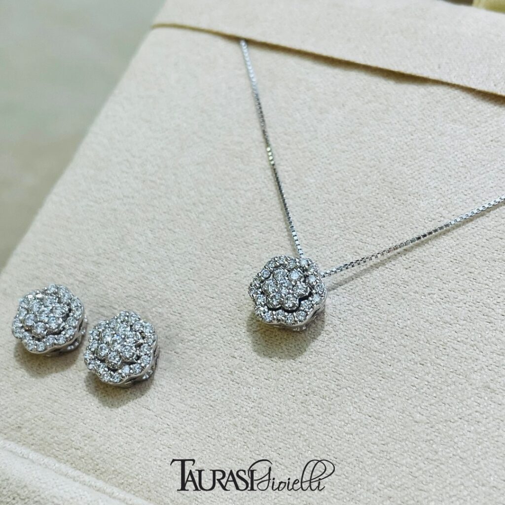 Set di Gioielli "Fiore di Luce" - Collana e Orecchini